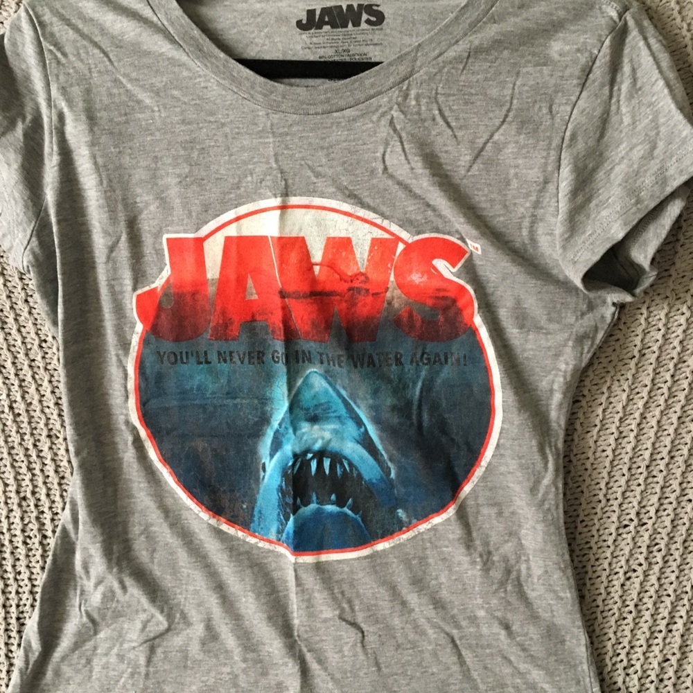 JAWS graphic tee kids XL